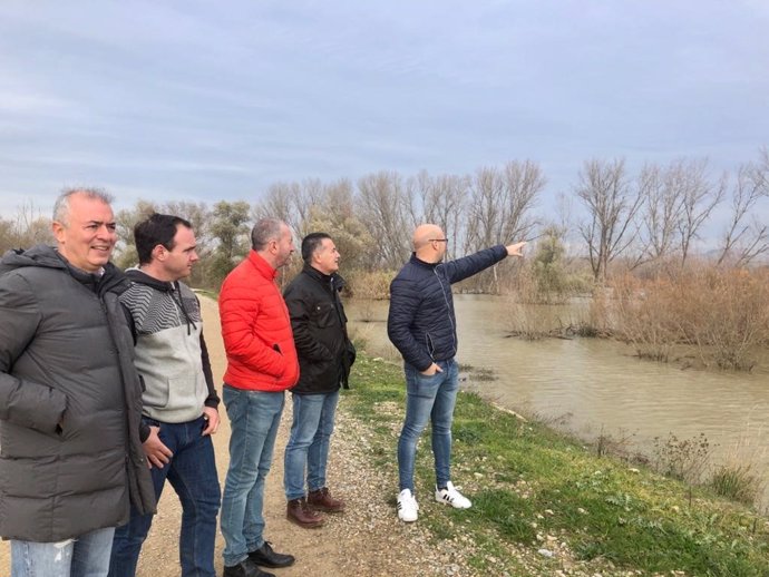 El presidente del Partido Popular de Zaragoza, Javier Campoy, visita la zona afectada por crecida en la ribera del Ebro.