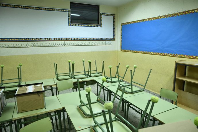 Sillas y mesas en un aula del Colegio de Educación Infantil y Primaria (CEIP) Joaquín Costa de Madrid.