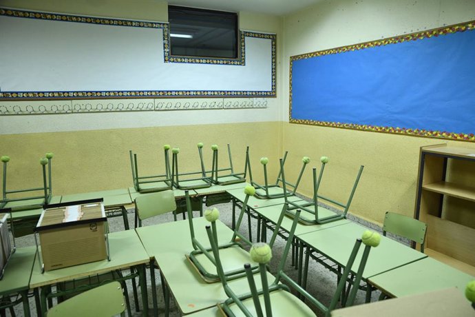 Cadires i taules en un aula del Collegi d'Educació Infantil i Primria (CEIP) Joaquín Costa de Madrid.