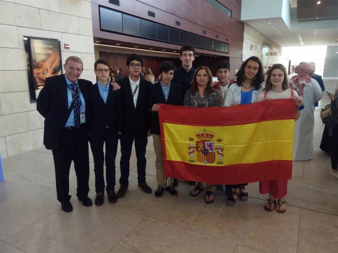 La delegación española participante en la XVI Olimpiada Científca Juvenil Internacional en Doha (Catar)