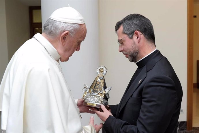 El Papa Francisco recibe como regalo de cumpleaños una imagen de la Virgen de lo