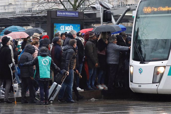 Tranvía abarrotado en París durante la huelga indefinida de transportes contra la reforma laboral del Gobierno del presidente Emmanuel Macron