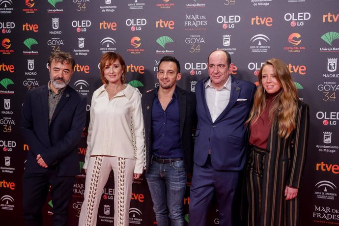 El director de cine Alejandro Amenábar, el actor Karra Elejalde y el elenco de la película 'Mientras dure la guerra' posan a su llegada a la Fiesta de Nominados de la 34 edición de los Premios Goya en el Florida Retiro, en Madrid a 16 de diciembre de 20