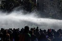 Denuncian el uso de soda cáustica en el agua de los cañones antidisturbios de la policía de Chile