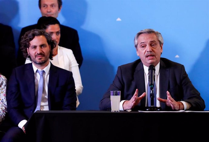 El presidente de Argentina, Daniel Fernández (derecha).