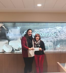 Victoria García gana el primer premio de fotografía antigua de 'Lacteos Martínez