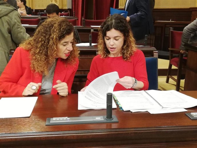 Las conselleras Pilar Costa y Rosario Sánchez conversan antes de comenzar el pleno de presupuestos.