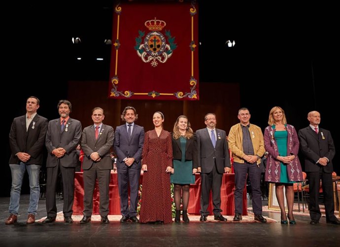La alcaldesa de Santa Cruz de Tenerife, Patricia Hernández, con los premiados por las medallas de la ciudad