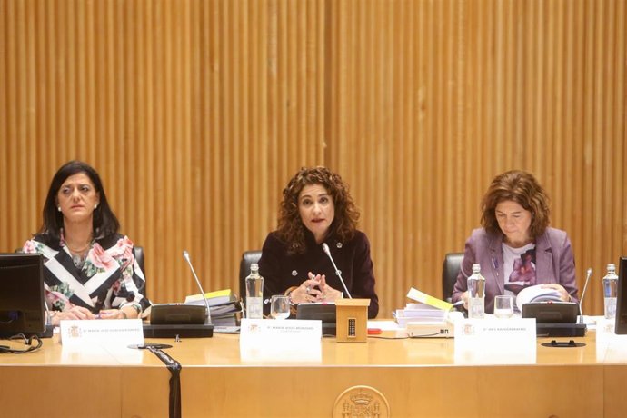 (I-D) La secretaria de Estado de Presupuestos, María José Gualda; la ministra de Hacienda, María Jesús Montero; y la secretaria de Estado de Hacienda, Inés Bardón, en una foto de archivo. 