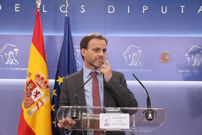 El diputado de En Comú Podem Jaume Asens Llodrá ofrece una rueda de prensa en el Congreso de los Diputados tras su consulta con el Rey sobre una posible investidura del candidato socialista como Presidente del Gobierno.