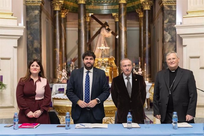 El jefe del Ejecutivo regional, Fernando López Miras, segundo por la izquierda, preside la reunión del Patronato del Museo Salzillo