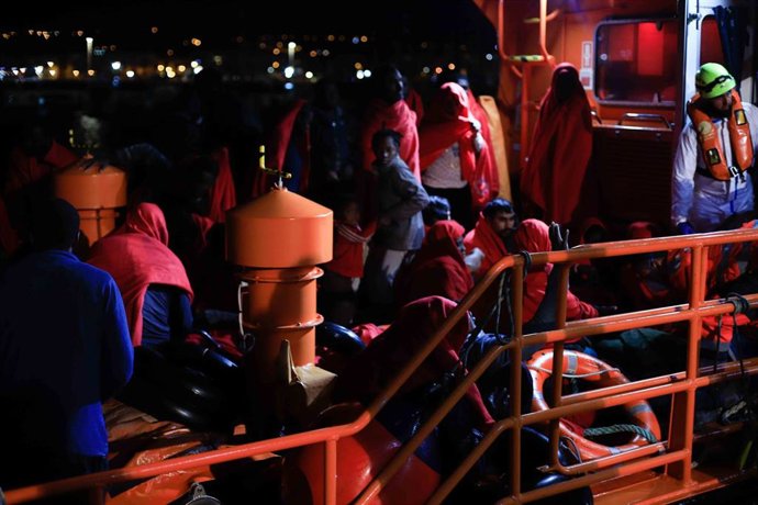 Llegada de migrantes procedentes de una patera a la deriva al puerto de Melilla a 27 de noviembre 2019