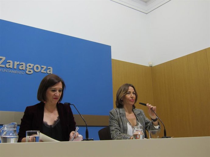 La vicealdesa de Zaragoza, Sara Fernández, junto a la consejera municipal de Servicios Públicos y Movilidad, Natalia Chueca