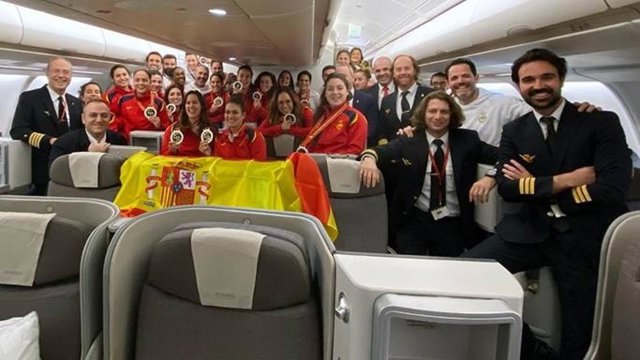 Iberia manda la felicitación más grande del mundo al equipo femenino de balonmano