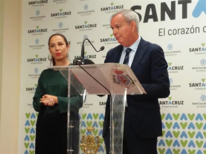 El consejero de Obras Públicas, Transportes y Vivienda del Gobierno de Canarias, Sebastián Franquis, en rueda de prensa junto a la alcaldesa de Santa Cruz de Tenerife, Patricia Hernández