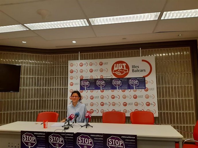 La secretaria de Políticas Sociales e Igualdad de UGT, Xisca Garí, presenta el Informe 'Brecha salarial en las pensiones'