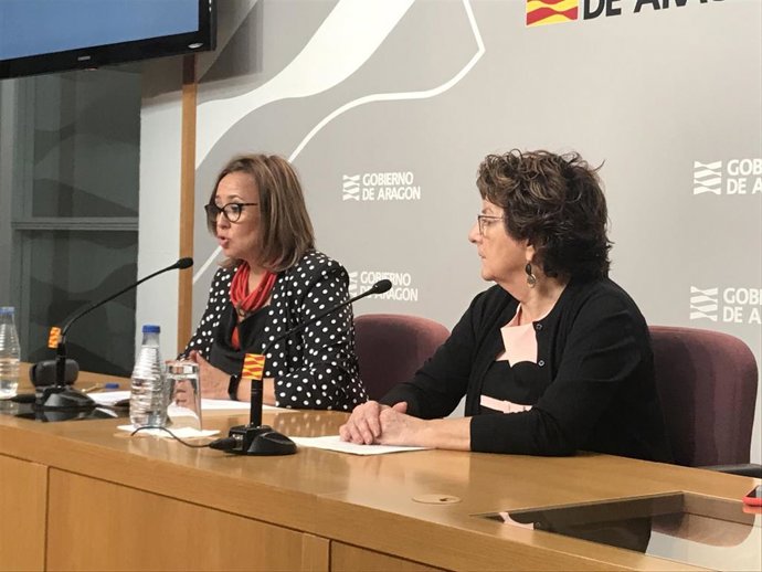 La consejera de Ciudadanía y Derechos Sociales, María Victoría Broto, (a la derecha), junto a la consejera de Presidencia, Mayte Pérez
