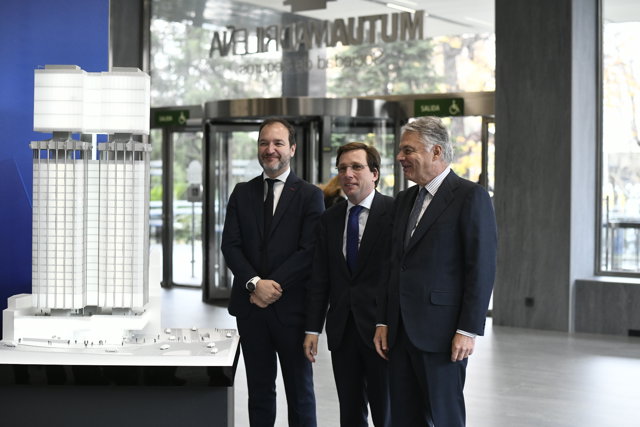 El delegado del Área de Desarrollo Urbano del Ayuntamiento de Madrid, Mariano Fuentes; el alcalde de Madrid, José Luis Martínez-Almeida y el director de La Mutua Madrileña, Ignacio Garralda