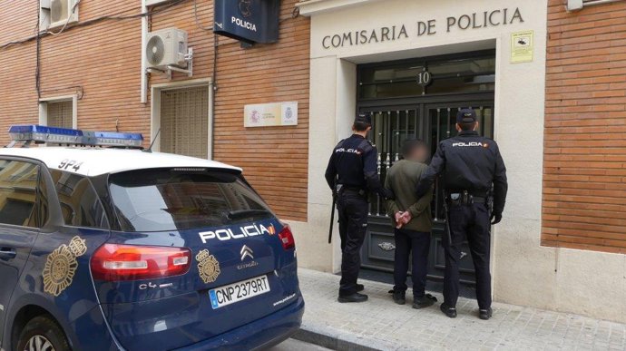 Nota De Prensa: "La Policía Nacional Ha Detenido A Un Atracador Que Robó A Una Persona Mientras Sacaba Dinero En Un Cajero De Alcoy"