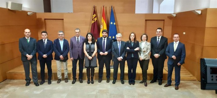 López Miras, sexto por la izquierda, junto a Luis Navaro, a su lado, tras la firma del convenio