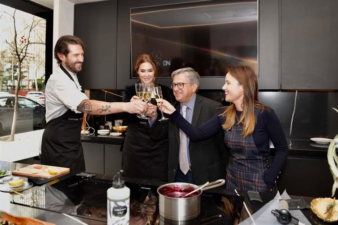 Cóctel de Navidad de Cosentino con Vicky Martin Berrocal, Santiago Alfonso y Pilar Navarro