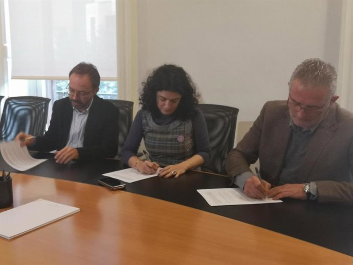 La consellera de Administraciones Públicas y Modernización del Govern, Isabel Castro, el portavoz de Més per Menorca, Josep Castells, y el de El PI-Proposta, Jaume Font, han firmado un protocolo para incrementar en 2 millones de euros la partida de IB3.