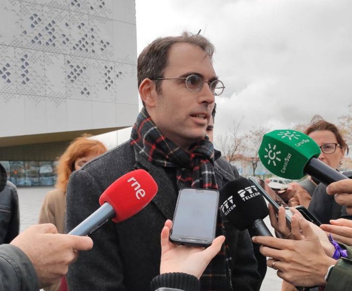 Toni Valero atiende a los periodistas en Córdoba.