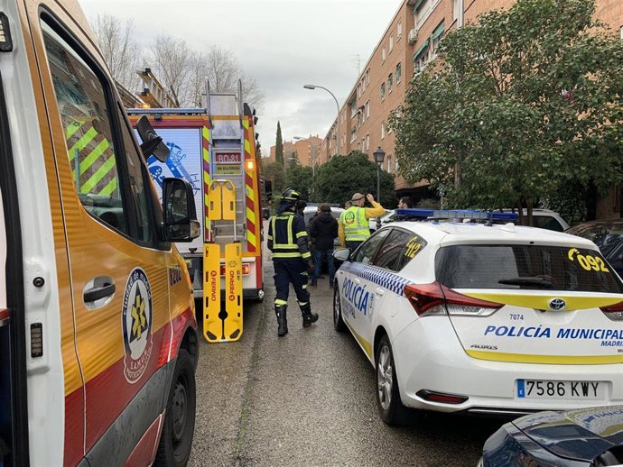 Bomberos del Ayuntamiento de Madrid con efectivos del Samur y Policía Municipal en el edificio del distrito de Tetuán en el que ha fallecido un trabajador de 56 años.