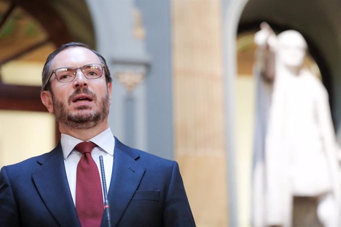 El portavoz del PP en el Senado, Javier Maroto, en rueda de prensa en el Senado.