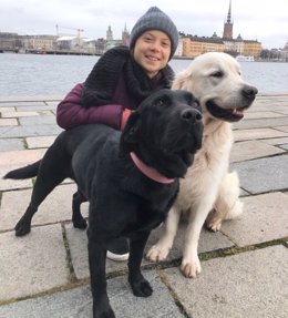 Greta Thunberg en Suecia con los dos perros de la familia