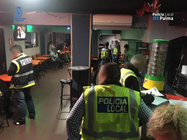 Policía Nacional y Policía Local en la inspección de un establecimiento