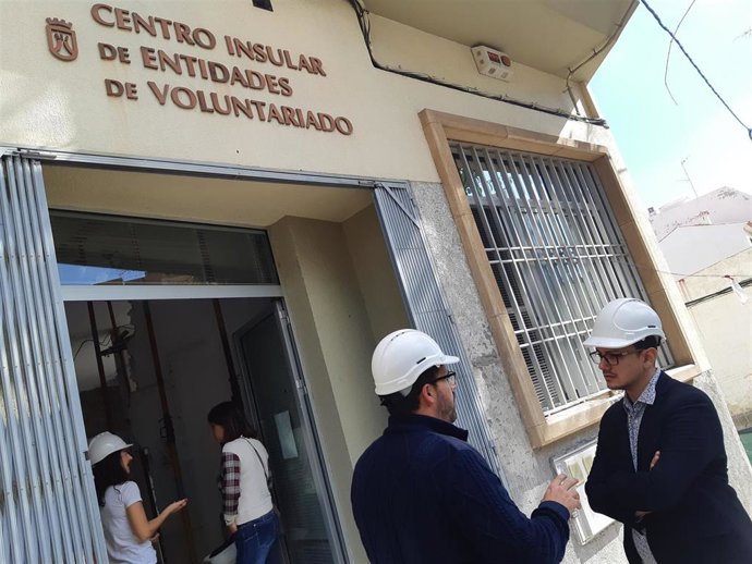 El consejero delegado de Participación Ciudadana y Diversidad del Cabildo de Tenerife, Nauzet Gugliotta, ante la sede del Centro Insular de Entidades de Voluntariado