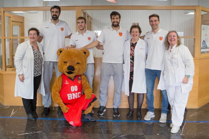 Foto de grupo del personal del CHN y los jugadores del equipo Basket Navarra.