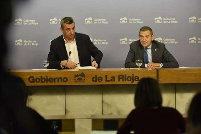 El portavoz del Gobierno, Chus del Río y el consejero de Hacienda, Celso González en comparecencia de prensa