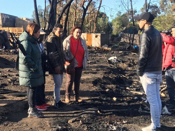 Ángela Aguilera y María Gracia González, en un asentamiento de Palos de la Frontera.