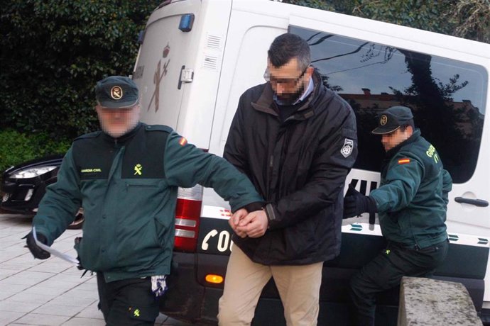 El presunto asesino de Ana Enjamio, César Adrio es trasladado por dos miembros de la Guardia Civil a la Audiencia Provincial de Pontevedra con sede en Vigo. 