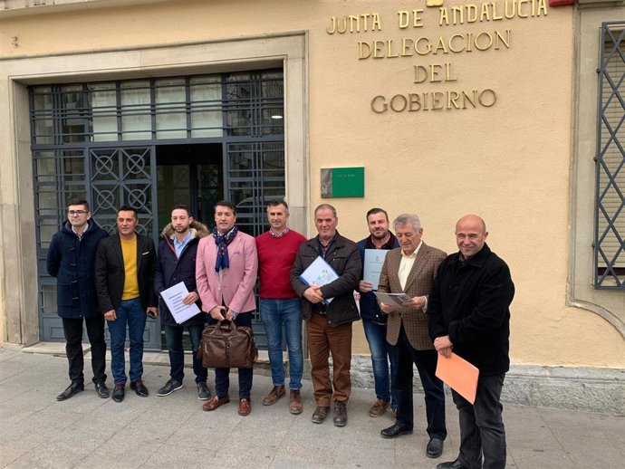 Los alcaldes de la Sierra de Cazorla después de registrar su propuesta