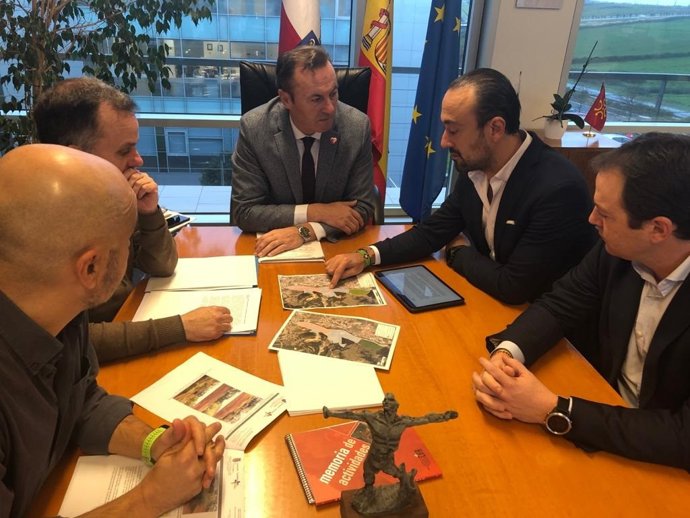 El alcalde de Torrelavega traslada al consejero de Medio Rural el acuerdo con la AAVV del Barrio Covadonga sobre las normas de protección del ANEI de La Viesca