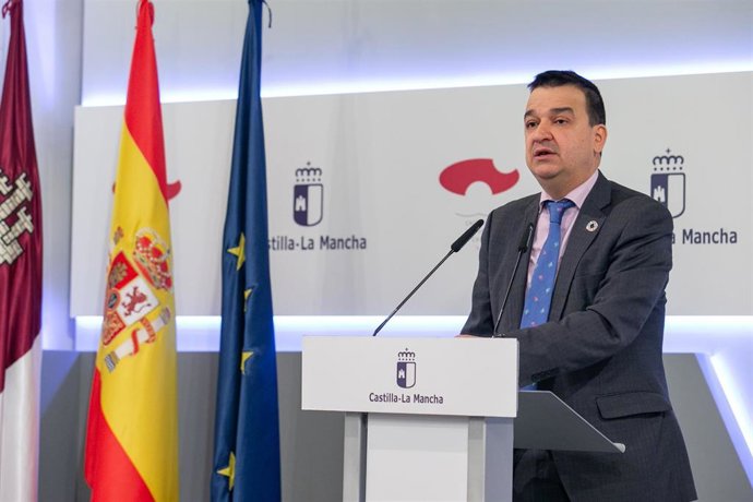 El consejero de Agricultura, Agua y Desarrollo Rural de C-LM, Francisco Martínez Arroyo, en rueda de prensa