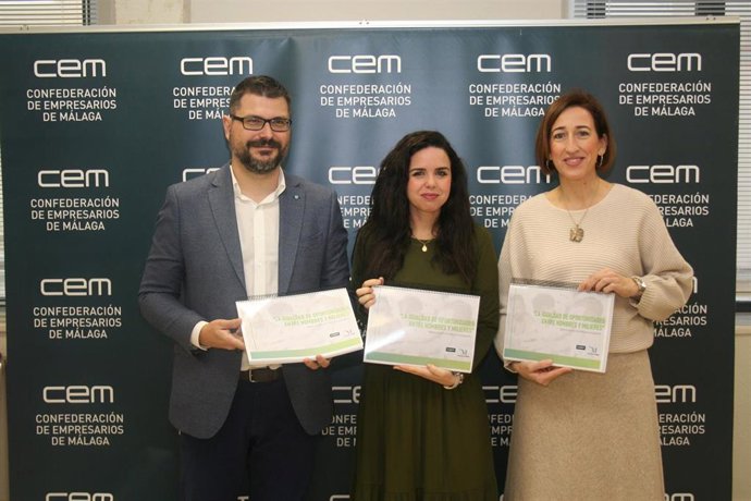 La vicepresidenta Ejecutiva y secretaria General de CEM, Natalia Sánchez; la diputada delegada de Igualdad, Lourdes Piña; y el director de la empresa ConTalento, Miguel Ángel Serralvo, presentan un estudio