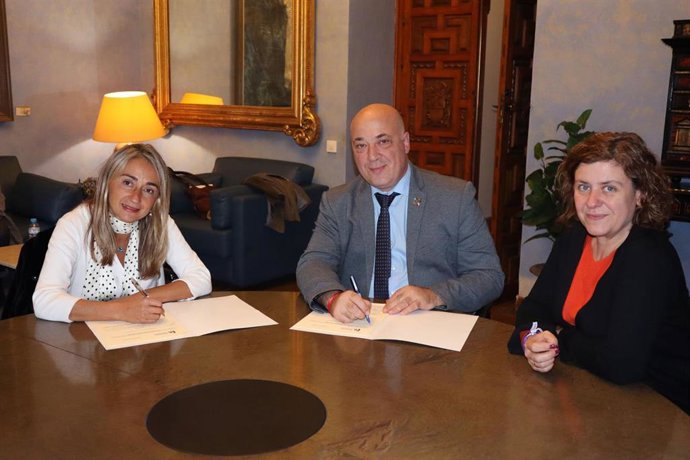 Antonio Ruiz, en la firma del convenio con Cruz Roja