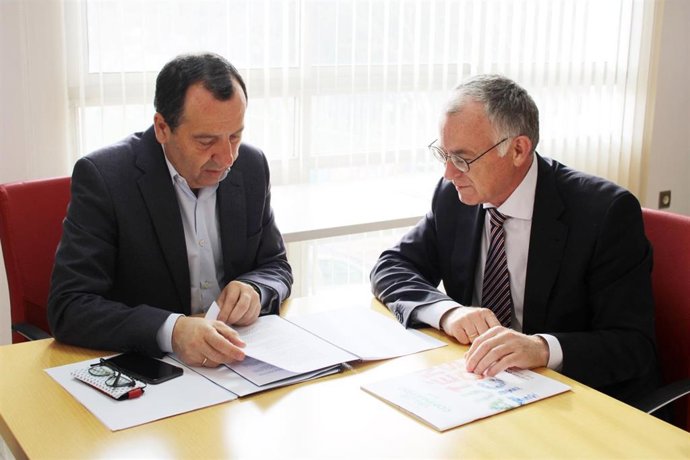 El secretario general del PSOE de Málaga, José Luis Ruiz Espejo, con el responsable de zona de la ONCE en Málaga, Córdoba y Melilla, José Miguel Luque.