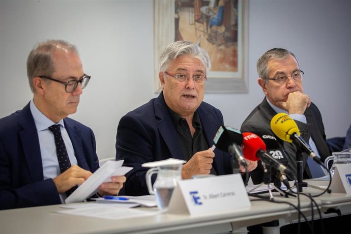 (I-D) Los economistas, Albert Carreras; Jordi Goula y Modest Guinjoan intervienen para valorar la evolución de la economía catalana por el grupo de coyuntura de la Comisión de Economía Catalana del Colegio de Economistas de Cataluña, en Barcelona (Españ