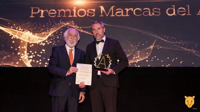 Juan Carlos Maldonado (d), vicepresidente de la Diputación de Málaga, recoge un premio de Sabor a Málaga