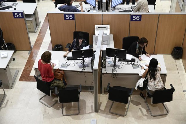 Dos funcionarias trabajan en la delegación Especial de la Agencia Tributaria (AEAT ) en Madrid con motivo de la Campaña de Renta 2018 situada en la calle Guzmán el Bueno de la capital.