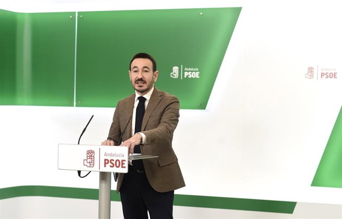 El senador del PSOE Fernando López Gil este martes en rueda de prensa