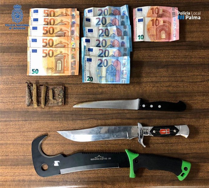 Dinero, sustancias estupefacientes y armas intervenidos en el registro.