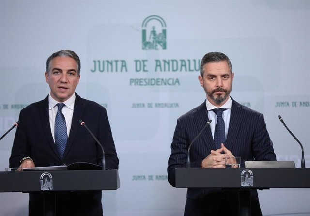 Los consejeros de la Presidencia, Elías Bendodo, y de Hacienda, Juan Bravo, en la rueda de prensa de este martes del Consejo de Gobierno.