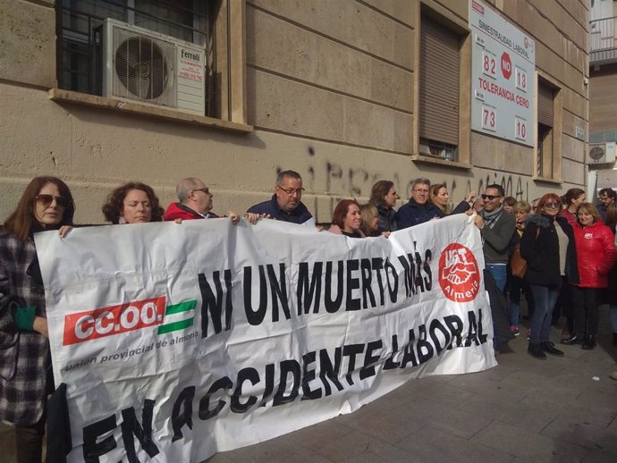 UGT y CCOO se concentran por un accidente laboral en Almería