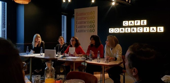 La directora de la editoria Lumen María Fasce, la editora de la colección gráfica, Lola Albornoz, y algunas de las autoras de la editorial en la presentación de las novedades para 2020.